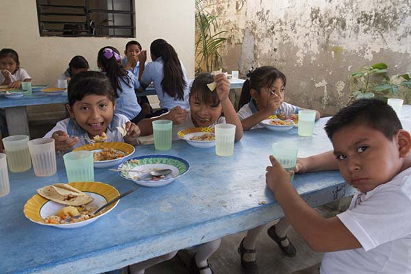 Al considerar que la pobreza reduce el potencial productivo de la economía, planteó la necesidad de explorar el costo asociado al abatimiento de los niveles de pobreza alimentaria en México.
FOTO: CUARTOSCURO