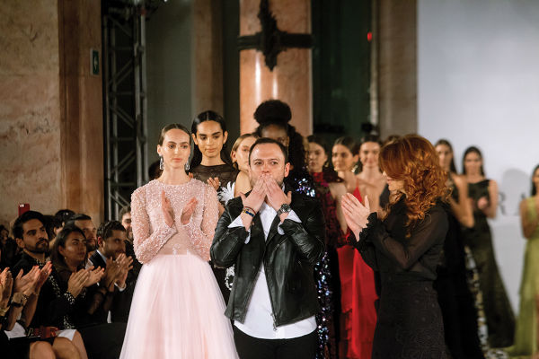 CREATIVIDAD. Gerardo Torres al término de la pasarela. Foto: Yaz Rivera