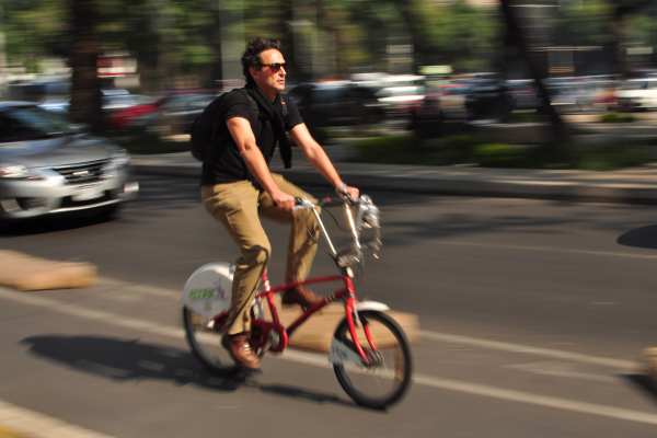 Además de ser amable con el medio ambiente, es económico y benéfico para la salud el uso de la bicicleta. Foto: Archivo | Cuartoscuro