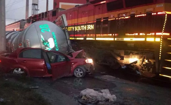 Tras el accidente ferroviario continúan cerradas a la circulación ambas vías de la avenida López Mateos de dicho municipio. Foto: Especial