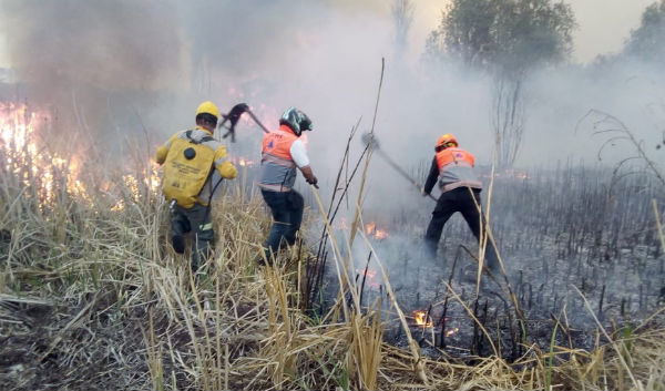 El incendio se ubica en la colonia Ampliación Emiliano Zapata de la alcaldía Iztapalapa. FOTO: ESPECIAL