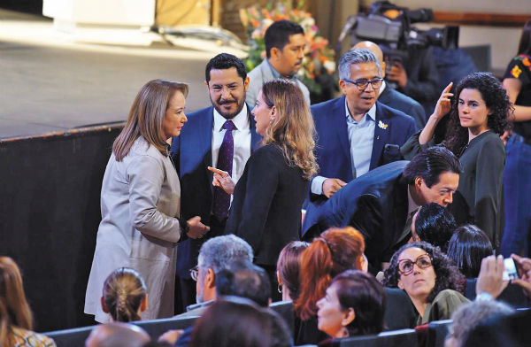 INVITADOS. Esquivel, Batres, Gutiérrez Müller, Delgado y Alcalde, en plena charla. Foto: Pablo Salazar