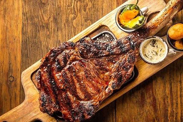 Aunque la preparación más solicitada son los cortes de carne, la carta también ofrece otros platillos como pulpo o camarón a la parrilla. Foto: Especial