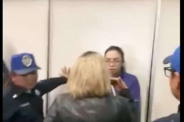 La mujer exigía el pago de su calzado. FOTO: ESPECIAL