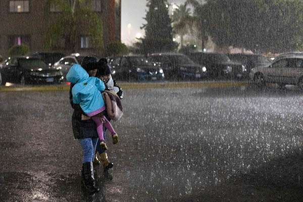 El SMN estableció para la Península de Baja California cielo medio nublado, con intervalos de chubascos y ambiente templado en Baja California. FOTO: NOTIMEX