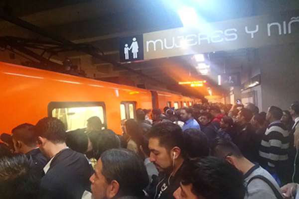 El Metro también informó en su reporte de las 09:00 horas que hay servicio lento en siete líneas, por lo que pidió a los usuarios tomar precauciones y salir con tiempo.
