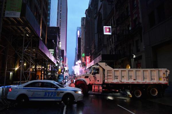 Un automóvil de la policía de Nueva York y un camión de saneamiento se utilizan como barrera de protección en Nueva York. Varios disparos fueron escuchados en Manhattan. Foto: AFP