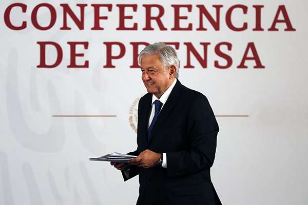 En su conferencia de prensa matutina, el presidente Andrés Manuel López Obrador firmó este martes un compromiso de no reelección. FOTO: NOTIMEX