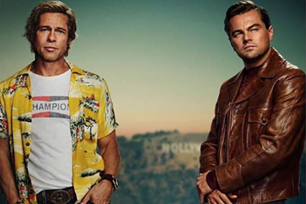 En el póster aparece Leonardo Di Capio y Brad Pitt quienes posan en un automóvil amarillo con ropa de los 60, época en la cual se desarrolla la película.