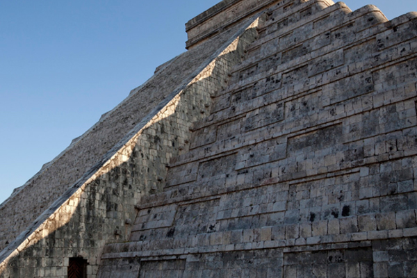 Representa el descenso del dios Kukulkán sobre las escalinatas del Castillo de Chichén Itzá, FOTO: ESPECIAL