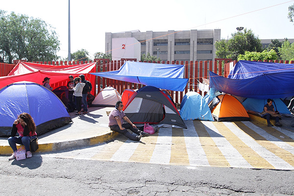 Maestros de Oaxaca, miembros de la CNTE, bloquean los accesos a San Lázaro. FOTO: NOTIMEX