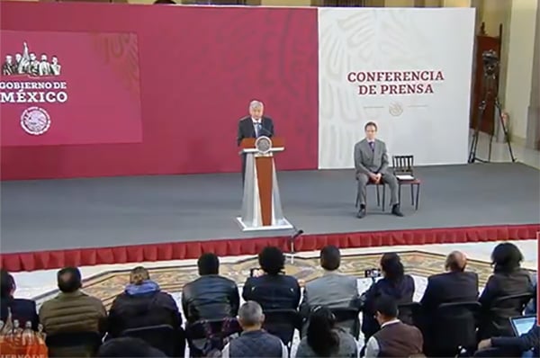 Recordó que cuando fue jefe de gobierno en el Distrito Federal se preguntó a los capitalinos si querían o se fuera del gobierno.