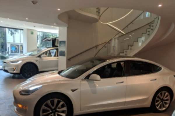 El sedan Model 3 estará a la venta en el país en este mes. Foto: Notimex
