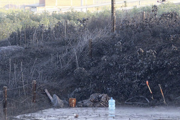 Hasta el momento la toma clandestina aún no ha sido controlada, sin embargo, están en el sitio elementos de Petróleos Mexicanos (Pemex). Foto: Especial