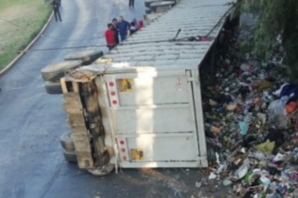 El accidente tuvo lugar frente al Centro Comercial Heliplaza, en Naucalpan. foto: Epecial