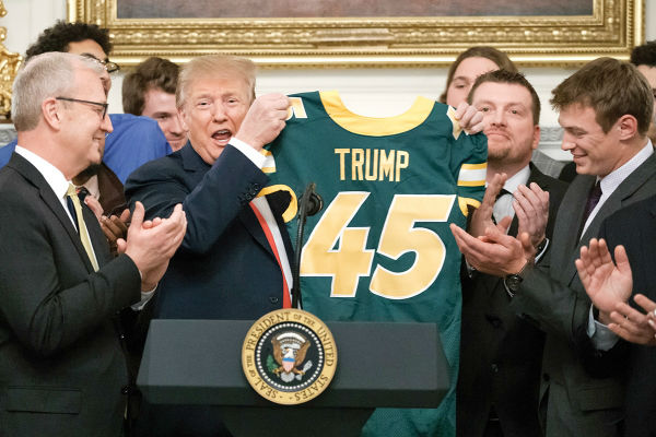 VISITA. Trump recibió ayer un reconocimiento del equipo campeón colegial de futbol americano. Foto: AFP