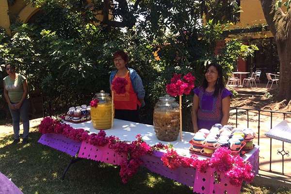 En la ciudad de Oaxaca, el Viernes de Samaritana se colocan ollas que simulan ser pozos en las entradas de establecimientos. Foto: Instituto Cultural Oaxaca