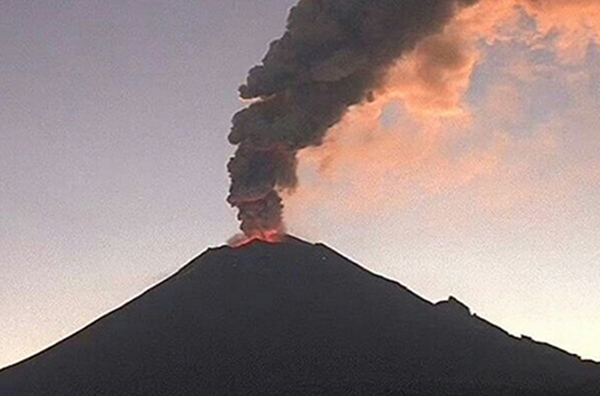 El volcán Popocatépetl registró en esta semana una explosión que alertó a la població. FOTO: NOTIMEX