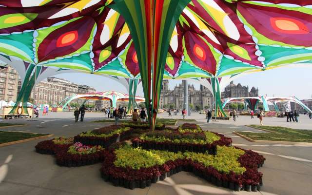 FIESTA. En el Zócalo se instaló un Jardín Cultural de Primavera. Foto: Especial