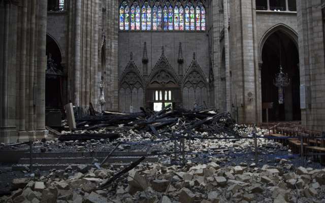 El gran órgano del templo se salvó de las llamas, aunque podría haber sufrido algunos daños. Foto: AFP