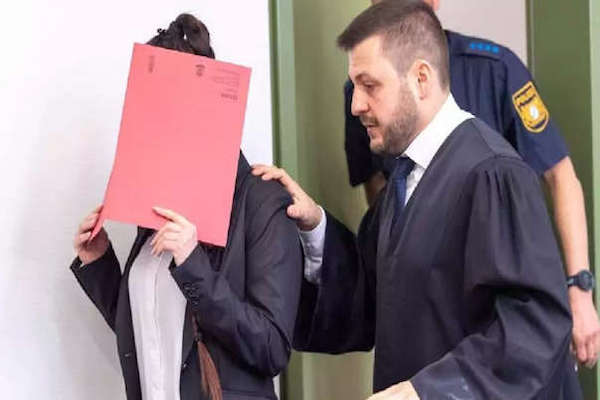 Cuando la alemana, de 27 años, acudió este martes a su juicio en Múnich, se escondió detrás de un folder. Foto: AFP