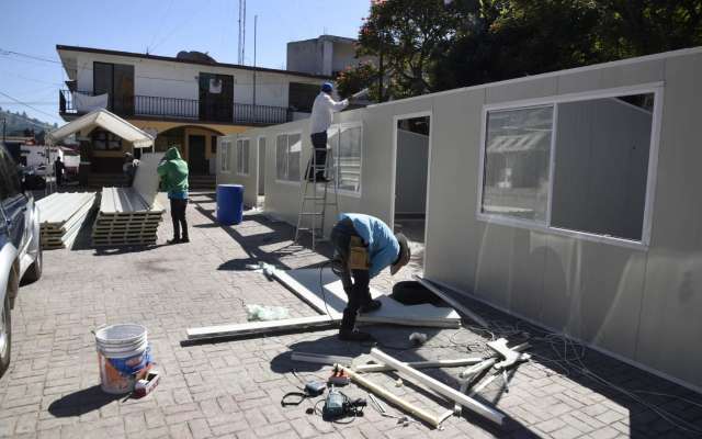 El gobierno estatal colocó 800 aulas para atender a estudiantes afectados. Foto: Especial