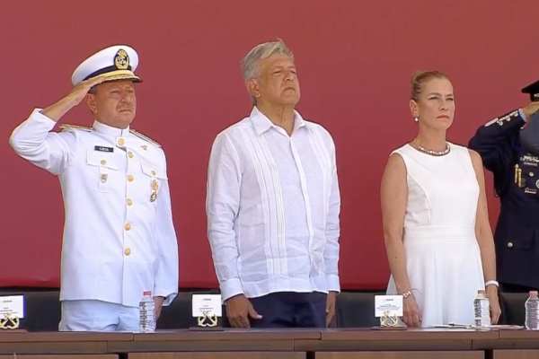 AMLO presidió la jura de Bandera que realizan los cadetes de la Heroica Escuela Naval Militar. Foto: Especial