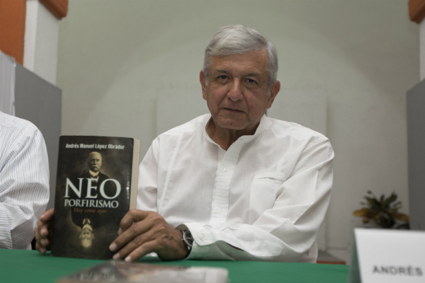 En sus publicaciones, López Obrador trata de generar la posibilidad de un cambio de régimen en México, para ello da muestra de su visión política e histórica del país