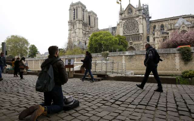El Sumo Pontífice llamó a la oración y envió bendiciones al pueblo francés tras el siniestro que consumió parte del templo. Foto: AP