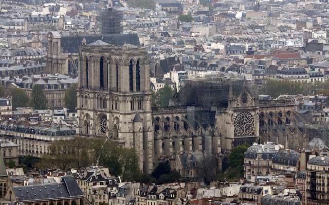 Gran parte de la estructura de la catedral se salvó gracias a la labor de los bomberos. Foto: AP