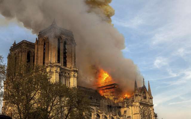 El fuego consumió parte de la catedral parisina; el presidente francés prevé que la reconstrucción dure 5 años. Foto: AP