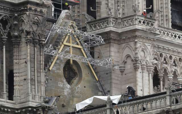 Autoridades creen que la causa del incendio pudo haber sido un cortocircuito generado en los andamios. Foto: AP