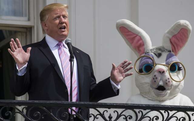 TRADICIÓN. Donald Trump recibió a más de 30 mil invitados para buscar huevos de Pascua. Foto: AP