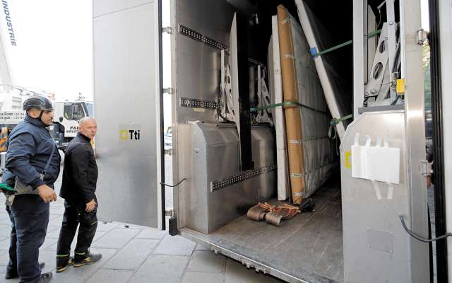 RESGUARDO. Las tablas fueron trasladadas a los almacenes del Museo del Louvre. Foto: EFE