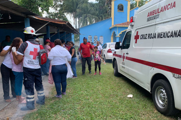Paramédicos de la Cruz Roja de Villahermosa atendieron a los lesionados de la iglesia. FOTO: @CR_Tabasco