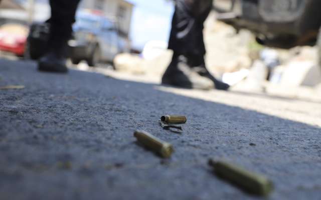 Policías locales hallaron al menos 30 casquillos percutidos en el lugar del crimen. Foto: Cuartoscuro