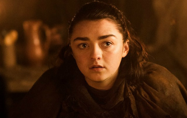 Arya, interpretada por la actriz británica de 22 años, Maisie Williams, tenía 11 años al inicio de la serie, por lo que los fanáticos se mostraron sorprendidos y en algunos casos incómodos