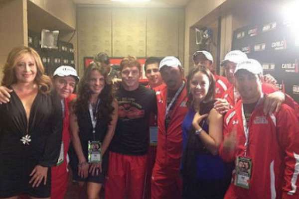 La actriz junto al boxeador previo a un encuentro en Las Vegas. FOTO: ESPECIAL