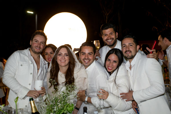 Durante la cena se vivió un momento muy especial, en el que los invitados agitaron sus servilletas al aire. Foto: Yaz Rivera