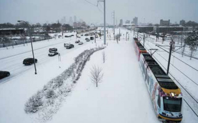 Los servicios de tren quedaron suspendidos por las nevadas.FOTO: AP