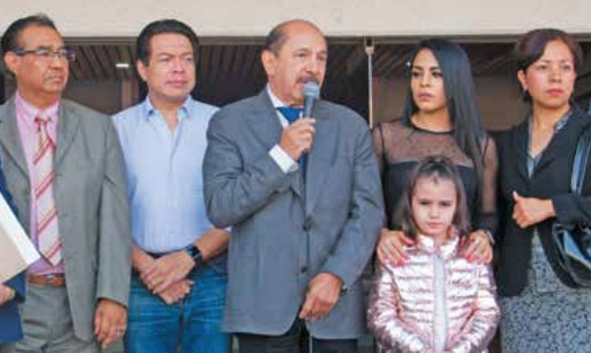 El alcalde Quintero (centro) estuvo apoyado por
Mario Delgado (azul), coordinador de Morena en San Lázaro.FOTO: ESPECIAL