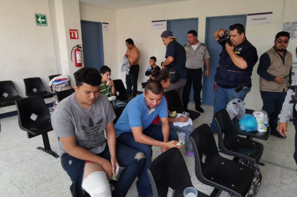 Los migrantes que fueron atendidos tras el accidente se encuentran bajo resguardo. FOTO: ESPECIAL
