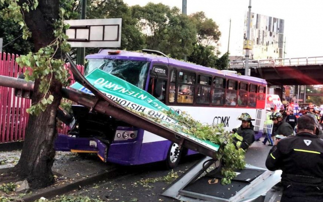 La unidad de pasajeros quedó sobre la banqueta tras perder el control el impactarse. FOTO: ESPECIAL