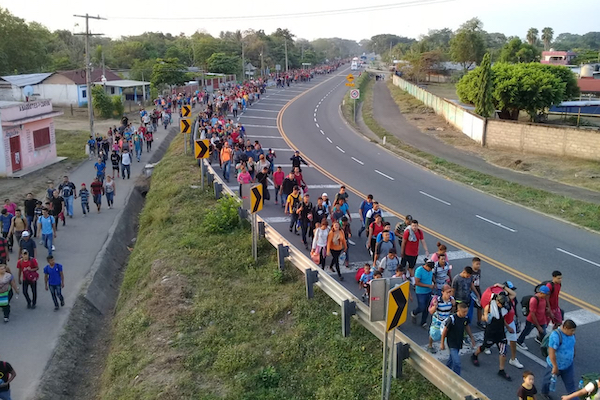 La multitud es acompañada por policías federales y estatales, agentes del INM y defensores de derechos humanos. Foto: Especial
