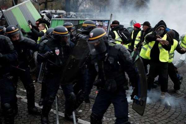 A media jornada, la policía había detenido a 227 personas en París y había practicado más 20.500 controles preventivos. FOTO: ESPECIAL