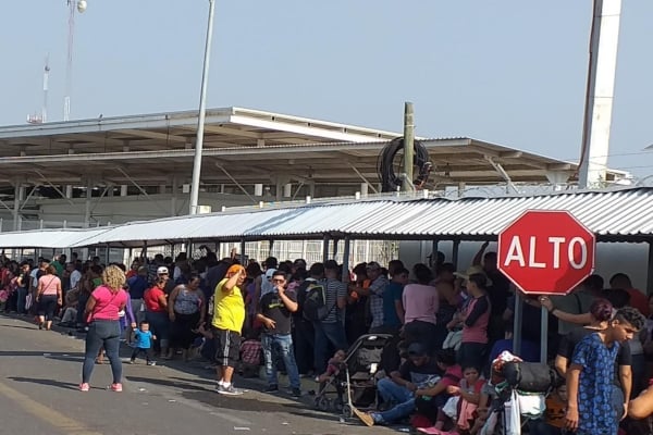 Por su parte, los migrantes que buscaron su tarjeta humanitaria, se desesperaron y comenzaron su camino hacia EU. Foto: Especial