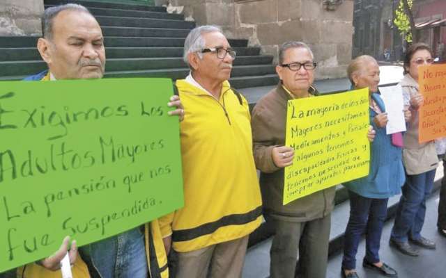 PENSIÓN. Protestaron afuera del Congreso. Foto: Especial