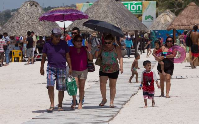 Personas se cubren del calor