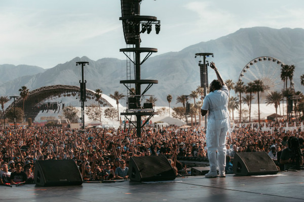 Pero la asistencia latina no fue solo en los artistas, sino también en el público, ya que había banderas de México, Colombia, Argentina y Chile y la mayoría hablaba español