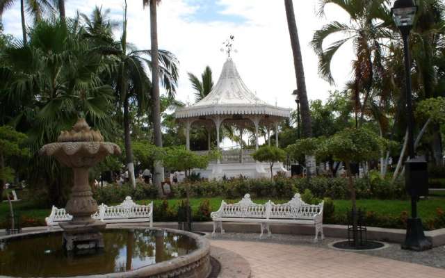 Entre los lugares a visitar en este Pueblo Blanco, destacan: El jardín Principal, rodeado de sus bellos portales, donde encontramos los típicos botaneros y la Parroquia San Miguel del Espíritu Santo